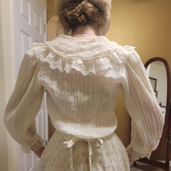 *Vintage Cream Lace Collar Blouse* - Picture 6 of 13